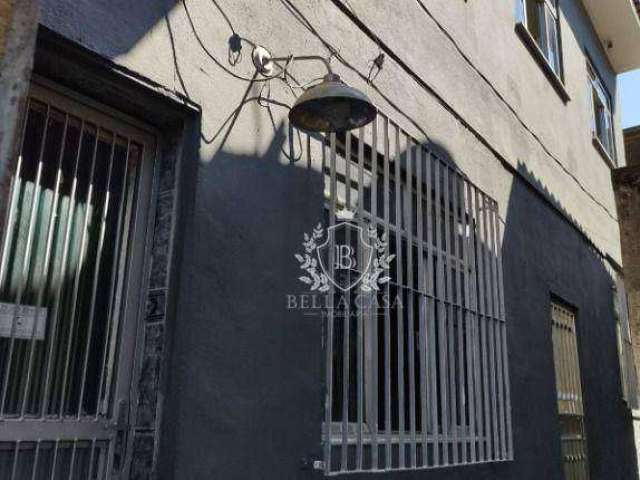 Casa triplex à venda! Localizada na rua do Hospital Duque de Caxias e à 10 minutos do Centro.