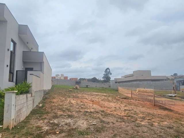 Terreno em condomínio em Valinhos com 312 m²