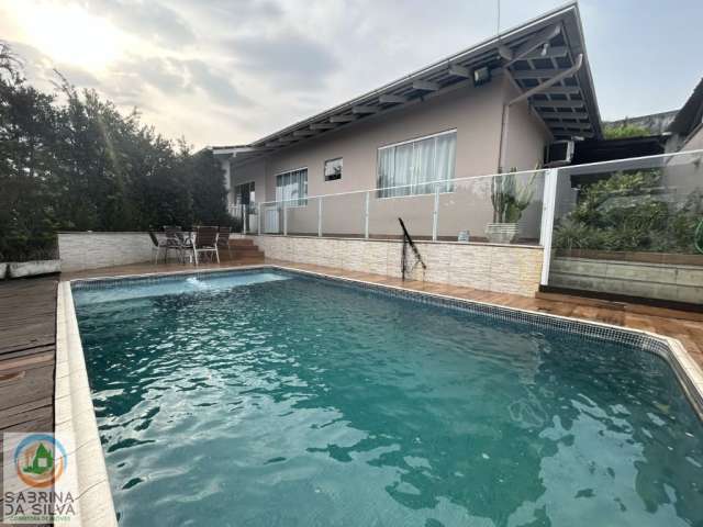 Casa com piscina no Bairro Itoupavazinha