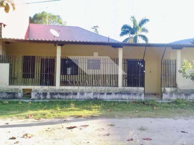 Casa à venda a 200 metros da praia do Capricórnio, próximo a Lagoa Azul, em Caraguatatuba-SP