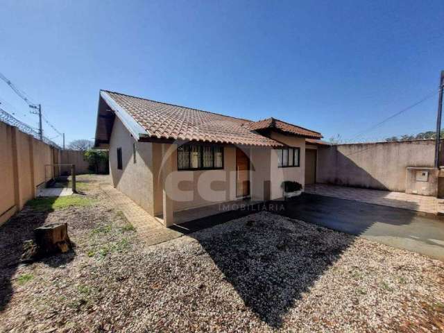 Casa de esquina com amplo espaço de terreno