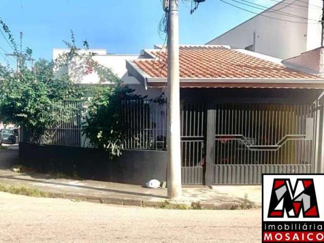 Casa térrea bem localizada, 03 dormitórios, 01 suite, 02 vagas, vários comércios na região.