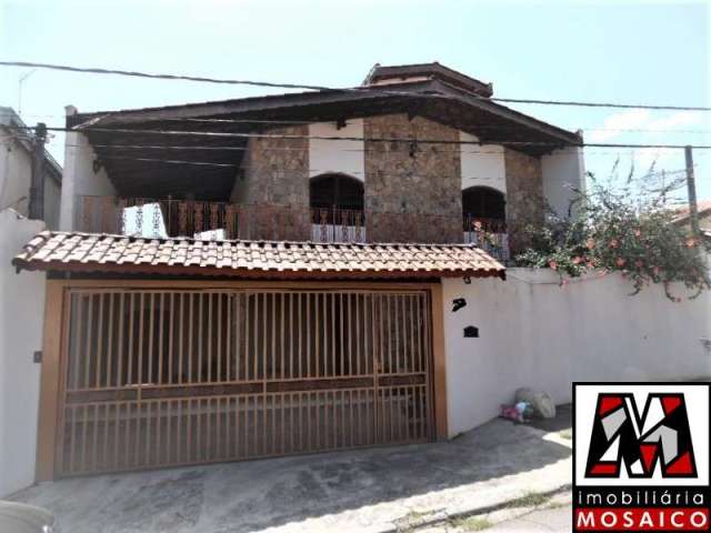 Ótima casa no Caxambu, 3 vagas, desocupada.