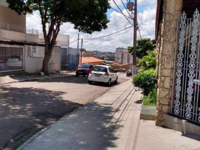 Linda casa térrea com outra casa coligada, para renda ou segunda moradia. Junto, um salão comercial.