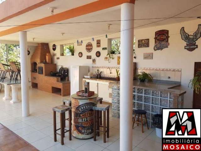 Vende ou permuta casa em local privilegiado, de fácil acesso e bairro tradicional de Jundiaí.