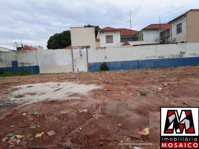 Terreno a venda no centro medindo 1.150 m² com 25 de frente, rua com vários comércios, bom para investidores, ótima localização e outros.