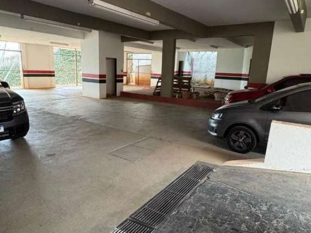 Vendo casa comercial ampla com várias salas e 15 vagas.