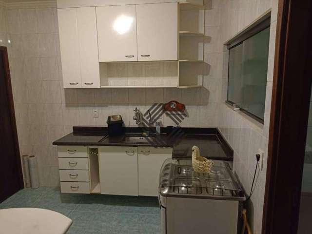 Apartamento com 3 quartos, sendo 1 uma suíte, o imóvel conta com ar condicionado e o condomínio com piscina. Apartamento amplo.