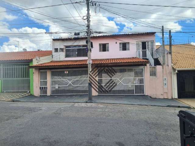 Casa com 3 quartos sendo 2 suítes, 6 banheiros sociais e salão comercial de 48m²