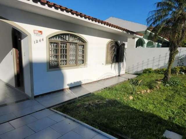 Casa com três dormitórios em Capoeiras