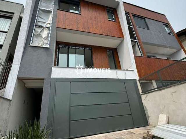 Excelente triplex com 03 suítes e amplo pátio no Bairro Vinhedos.