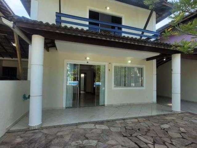 Casa em Lauro de Freitas com 4|4, 02G e 160M²