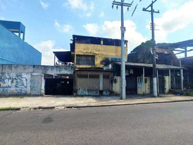 Casa de dois pavimentos com terreno grande nos fundos na Pedreira