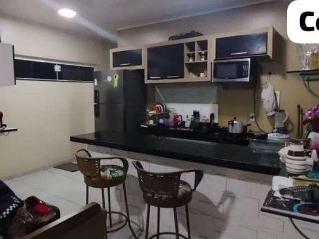 Vendo linda casa de 2 q, com fino acabamento e 2 pontos comerciais