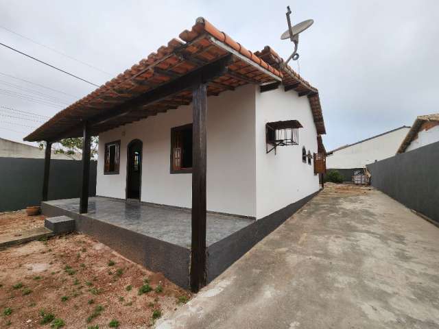 Casa 2 quartos,  em terreno amplo.