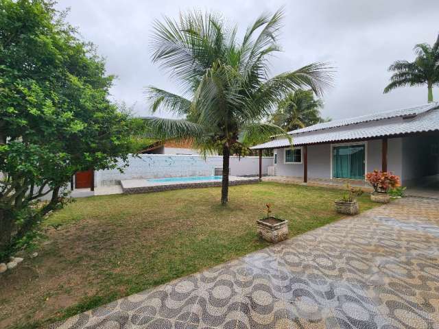 Refúgio colonial com área gourmet e piscina.