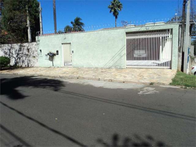 Casa com 3 dormitórios e edícula no Jd das Paineiras