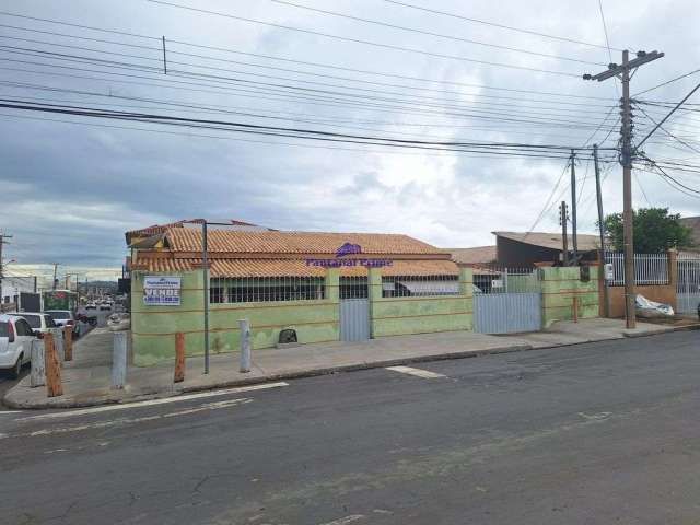 Casa de esquina para Venda CPA II na Av. Pernambuco em Cuiabá/MT.