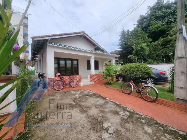 Ubatuba, Centro - Casa com 02 dormitórios.