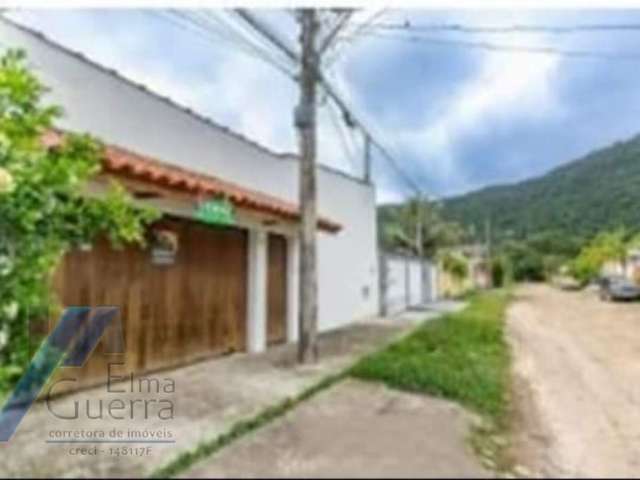 Ubatuba, Perequê Açu - Casa sobrado com 04 suítes em rua tranquila.