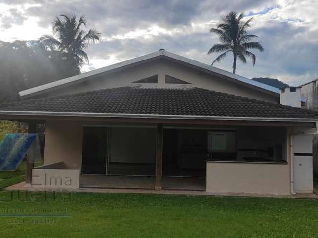 Ubatuba, Horto - Casa em condominio fechado com 03 dormitórios, sendo 01 suíte.