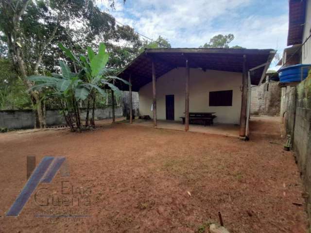 Ubatuba, Ubatumirim - Casa com 01 dormitório a 400 metros da praia.