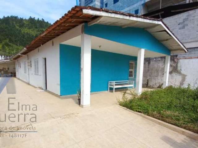 Ubatuba, Toninhas - Casa a 600m da praia com 03 dormitórios, sendo 01 suíte.