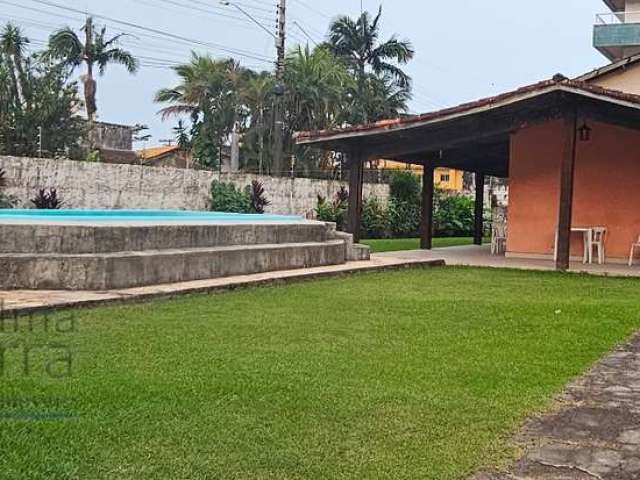 Ubatuba, Toninhas - Casa com 3 dormitórios sendo 01 suite, piscina e área gourmet a 600mts da praia.