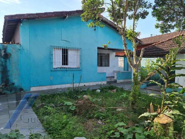 Ubatuba, Centro - Casa bem localizada com 03 dormitórios sendo 01 suites, terreno de 330 m2.