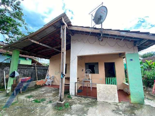 Ubatuba, Centro -  Casa em corredor comercial com 02 dormitorios e terreno de 374 m2, documento de escritura.