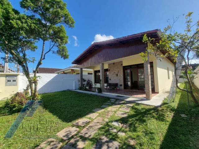 Ubatuba, Cento - Bela casa com 03 dormitórios, terreno de 422 m2 com edícula.