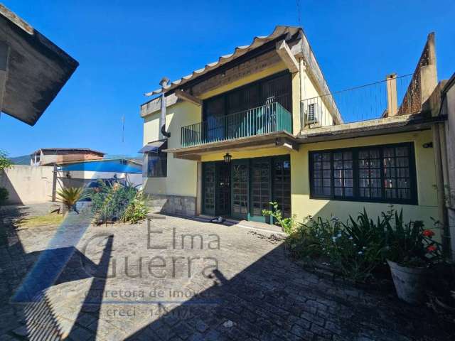 Ubatuba, Centro - Casa com 5 quartos, sendo 3 suítes