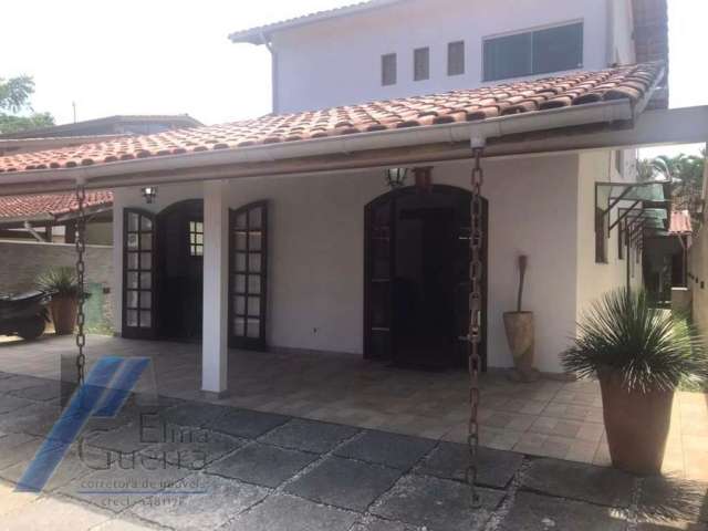 Ubatuba, Itaguá - Casa com 04 dormitórios, sendo 01 suíte.