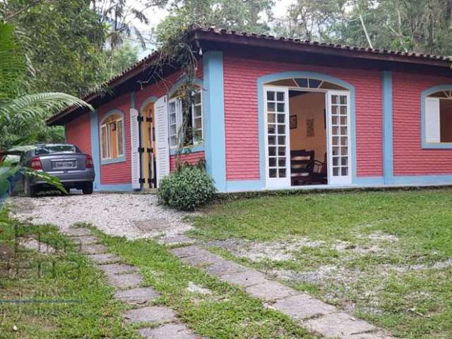 Ubatuba- Horto Florestal - Sitio com excelente edificação, boa localização com cachoeiras e piscinas naturais.