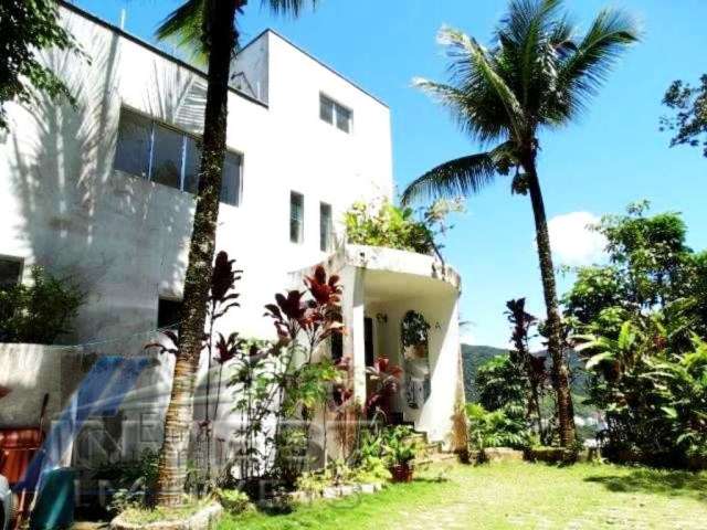 Ubatuba, Ponta das Toninhas - Casa com vista total para mar e praia, terreno com 1.000m2.