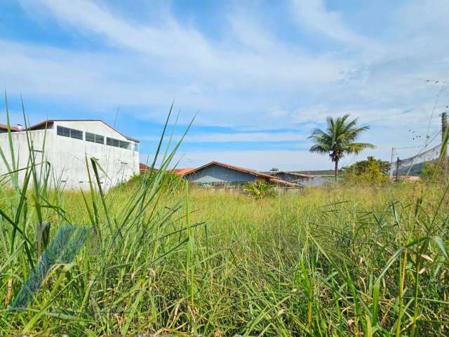 Ubatuba, Praia Grande - Área com 750 m2, de esquina, a 100 metros do mar.