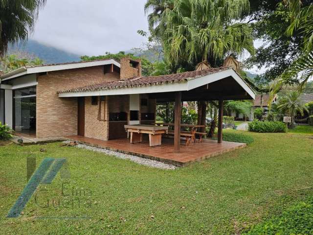 Ubatuba - Condominio Pedra Verde, Lazaro - Linda casa com 03 dormitorios sendo 02 suites  à 100 metros do mar..