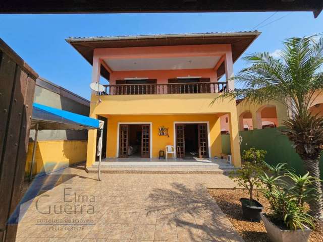 Ubatuba, Centro - Bela casa sobrado, bem localizado com 04 dormitórios sendo 03 suites, terreno de 300 m2.