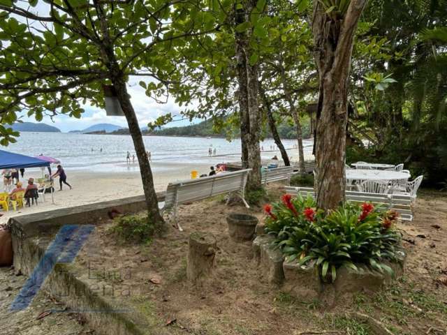 Ubatuba, Praia da Fortaleza - Casa alto padrão, com terreno de 3.031 m2, com 03 casas.