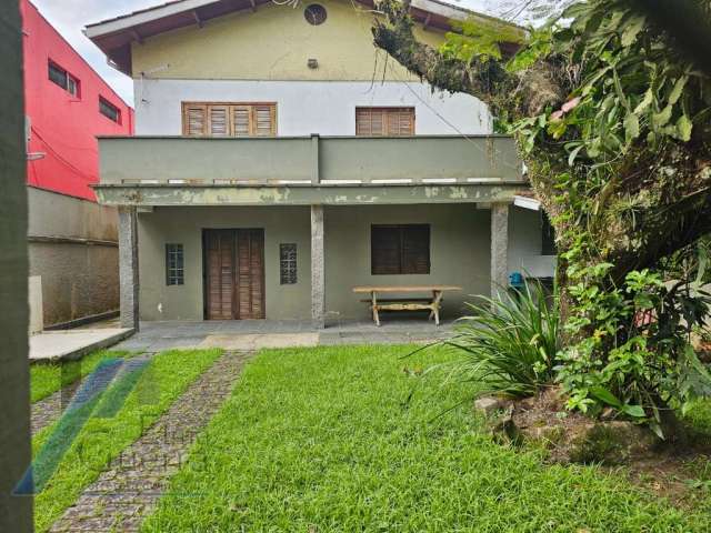 Ubatuba, Itagua - Casa sobrado bem localozado com 04 dormitórios a 100 metros do mar.