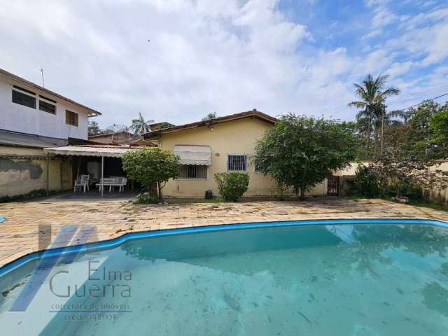 Ubatuba, Praia do Tenório - Belíssima casa de esquina com 602m², com área de lazer, a 150 metros da praia.