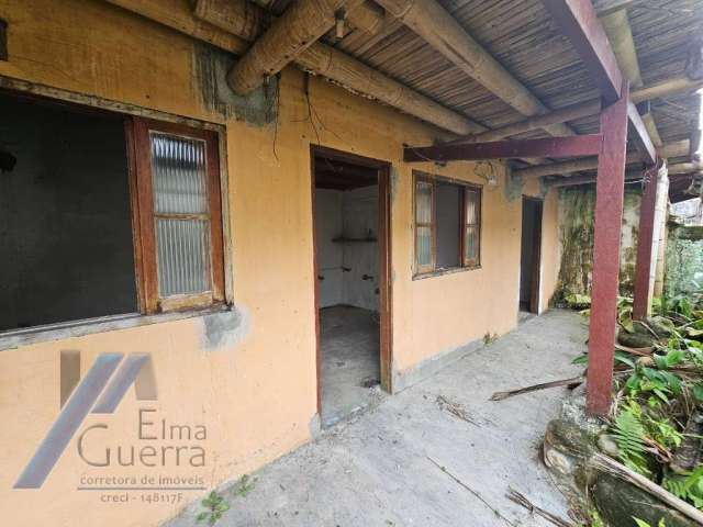 Ubatuba, Centro - Casa com 06 dormitórios, sendo 04 suítes.