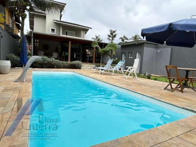 Ubatuba, Condominio Villas - Belíssima casa com 03 suítes e área de lazer.