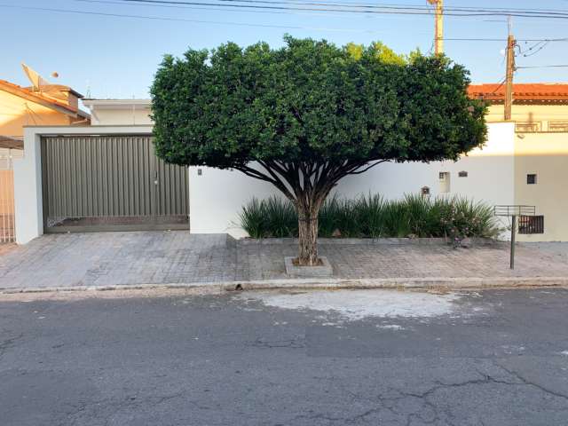 Casa deliciosa e arejada com quintal espaçoso