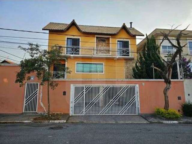 Casa 340m² com 4 quartos, 5 banheiros e 7 vagas de garagem.