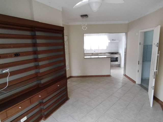 Vende-se Apto 2 Qtos a 50m da praia no Canto do Forte em Praia Grande/SP