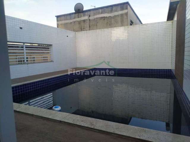 Casa sobreposta 4 suítes com piscina, 2 vagas paralelas.