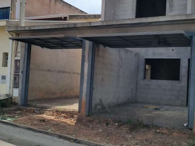 Sobrado com 3 casas independentes no bairro Parque das Flores em fase de acabamento