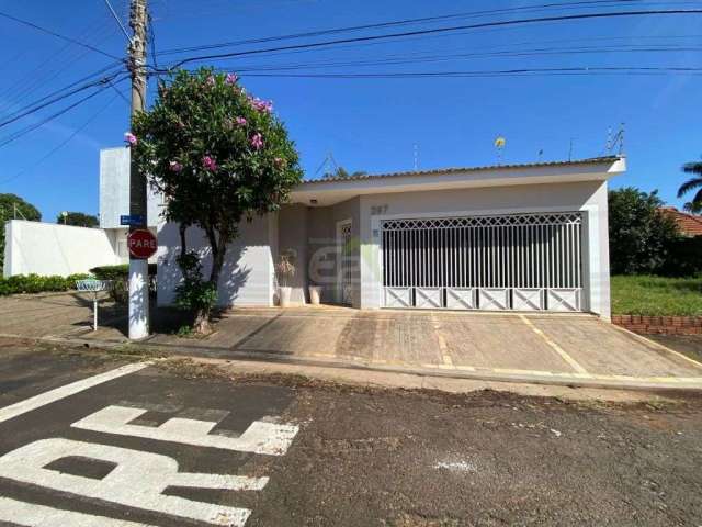 Casa térrea com 3 dormitórios e churrasqueira no Parque Santa Marta