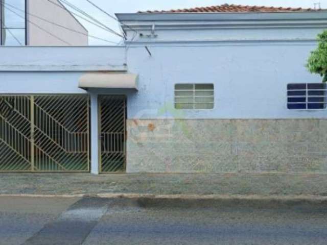 Casa padrão à venda no Centro de São Carlos, com 3 dormitórios e edícula!